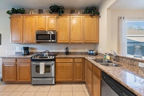 Lave-vaisselle, tables à manger