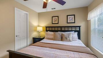 5 slaapkamers, een strijkplank/strijkijzer, beddengoed