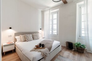 شقة | أغطية فراش متميزة وألحفة محشوة بالريش ومكواة/لوح كي وأسرّة أطفال/رضّع