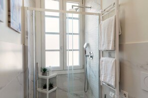 Apartamento | Roupas de cama premium, edredons de pluma, ferros/tábuas de passar roupa