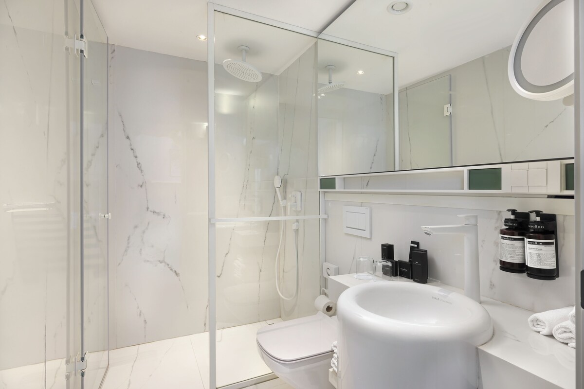 Separate tub and shower, free toiletries, hair dryer, slippers