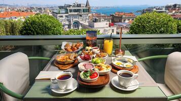 Daily cooked-to-order breakfast for a fee