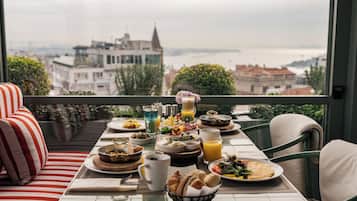 Frukost enligt egen beställning varje dag (EUR 20 per person)