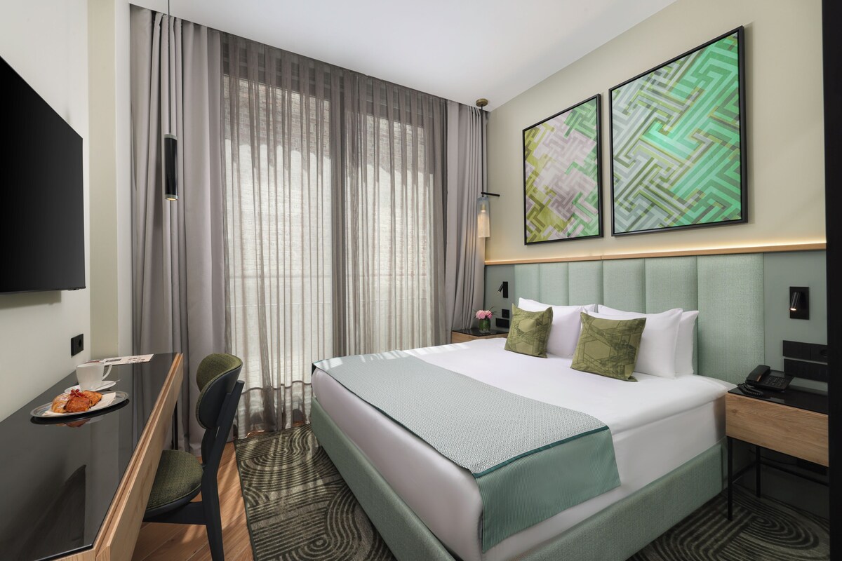 Pera Standard Room | In-room safe, desk, laptop workspace, blackout drapes
