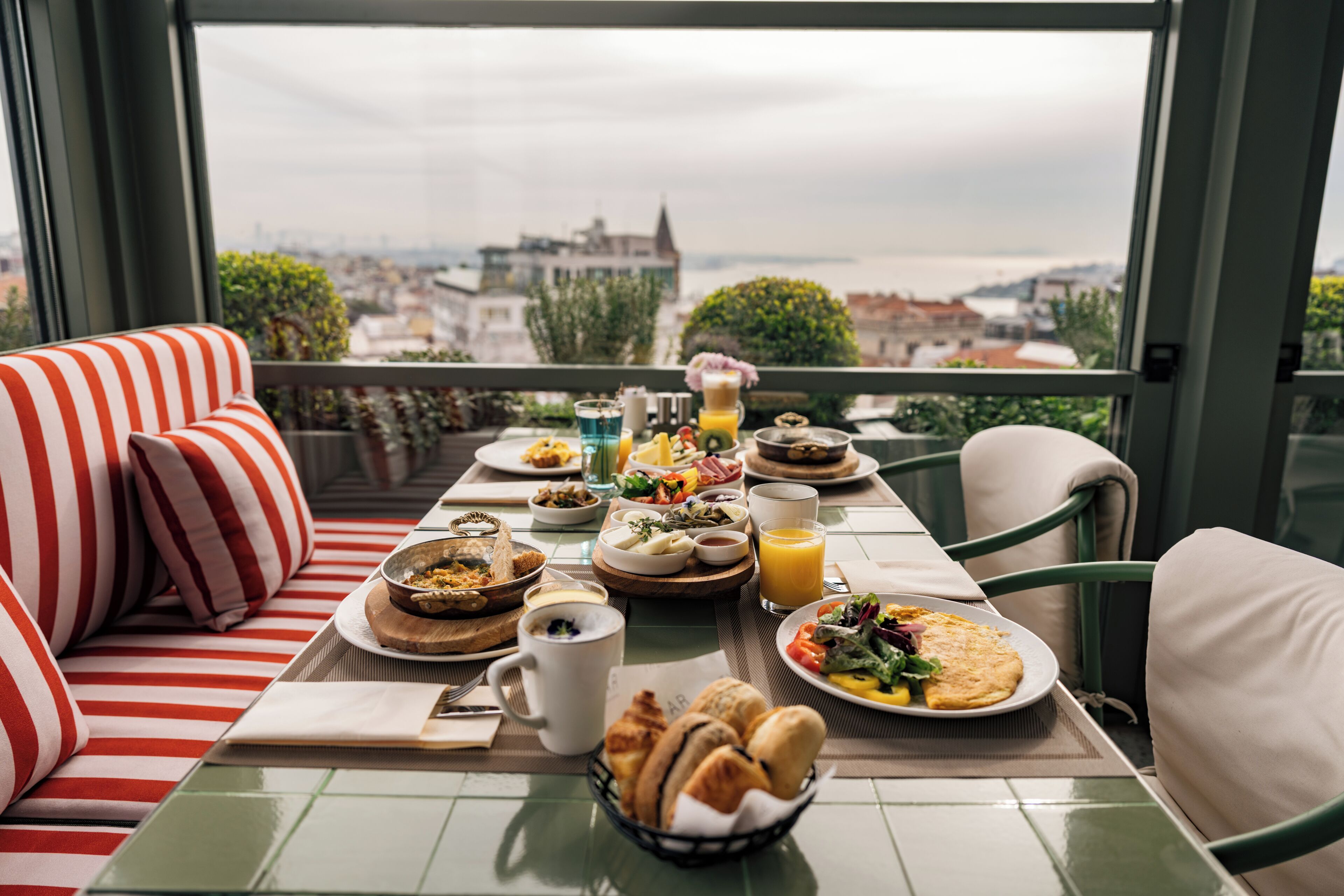 Daily cooked-to-order breakfast (EUR 20 per person)