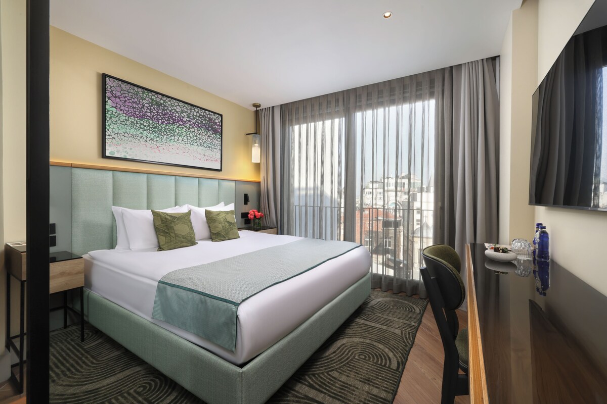 Pera Premium Room | In-room safe, desk, laptop workspace, blackout drapes