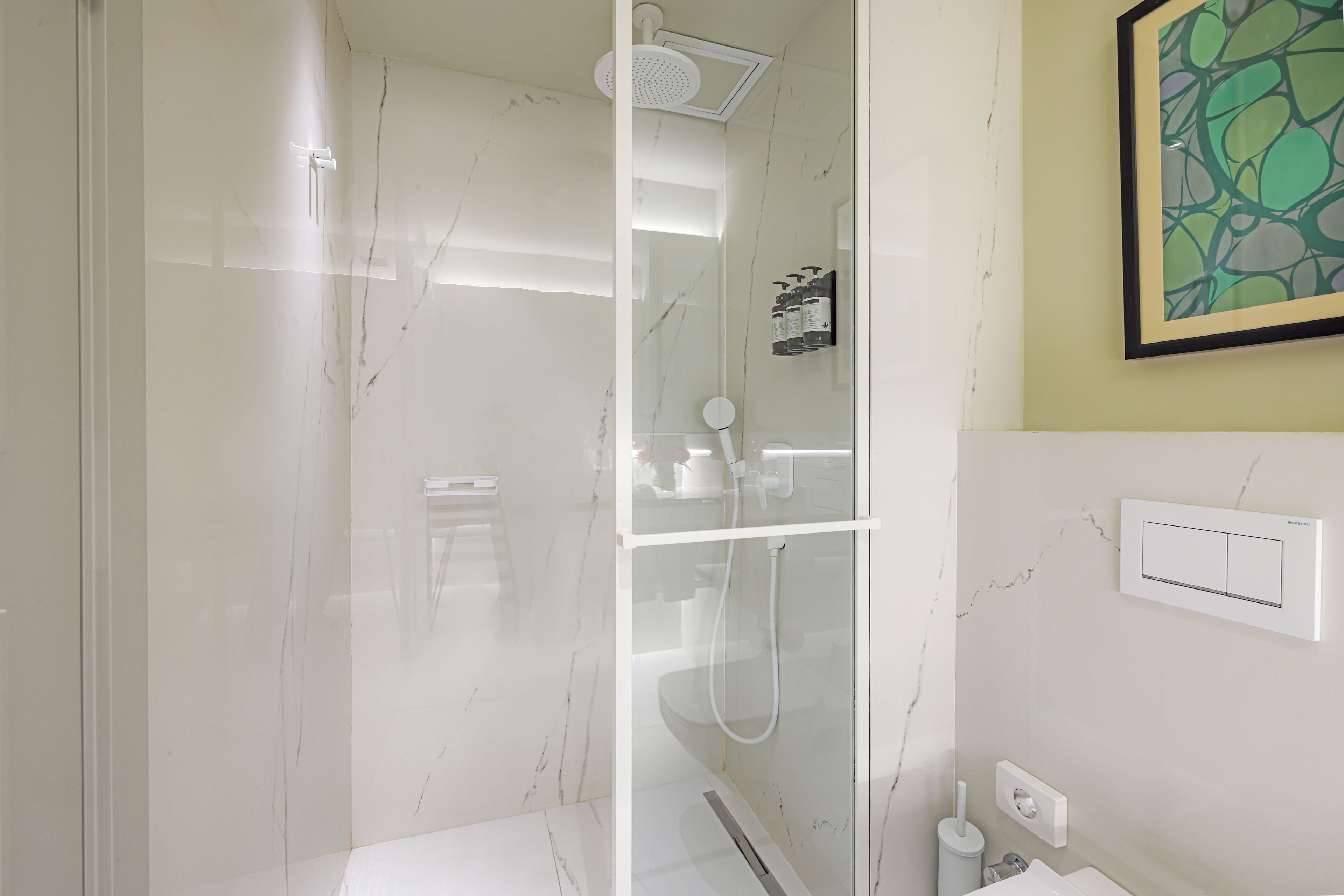 Ein modernes Badezimmer mit einer Duschkabine, einer Toilette und einem Waschbecken.