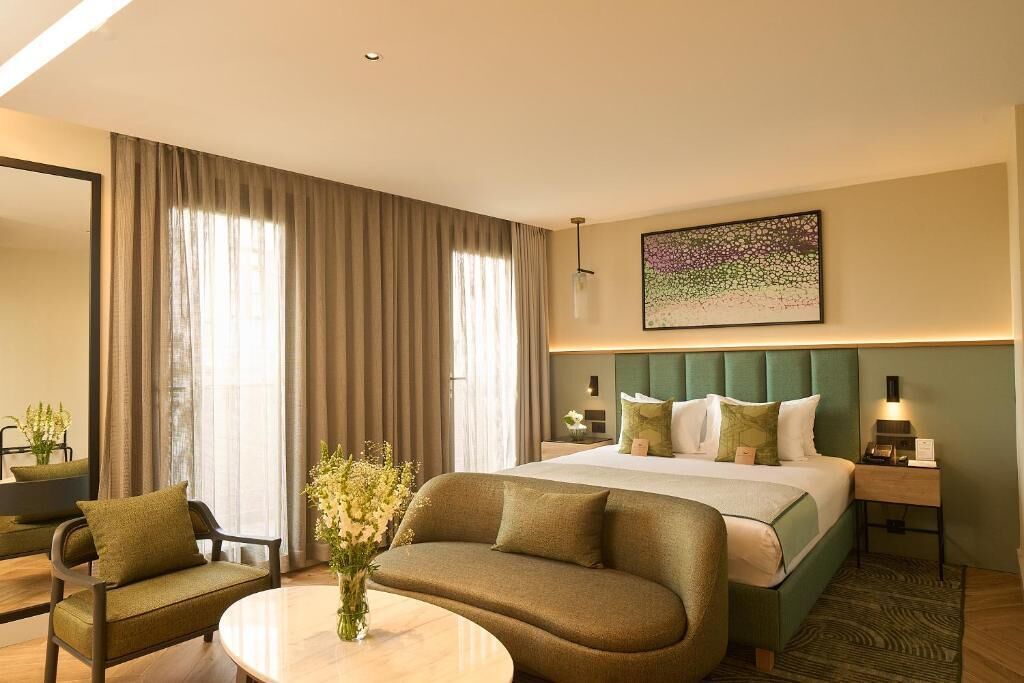 Premium Double Room, City View | Peti besi dalam bilik, meja, ruang kerja komputer riba 