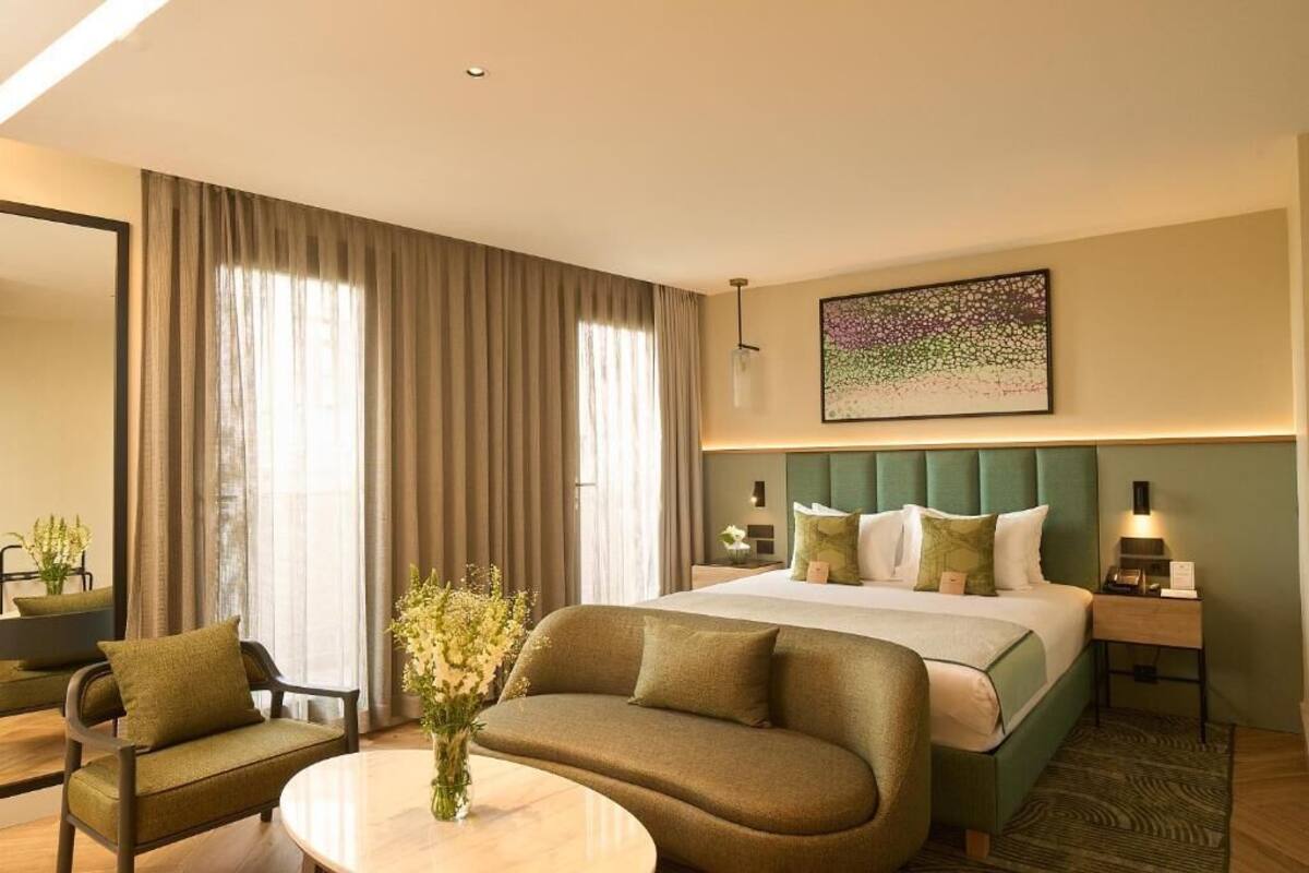 Premium Double Room, City View | Peti besi dalam bilik, meja, ruang kerja komputer riba