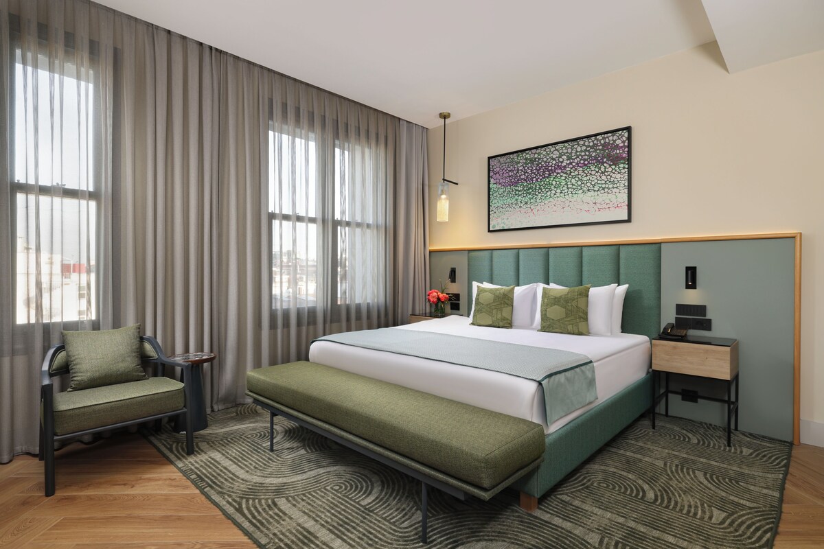 Pera Deluxe Room | In-room safe, desk, laptop workspace, blackout drapes