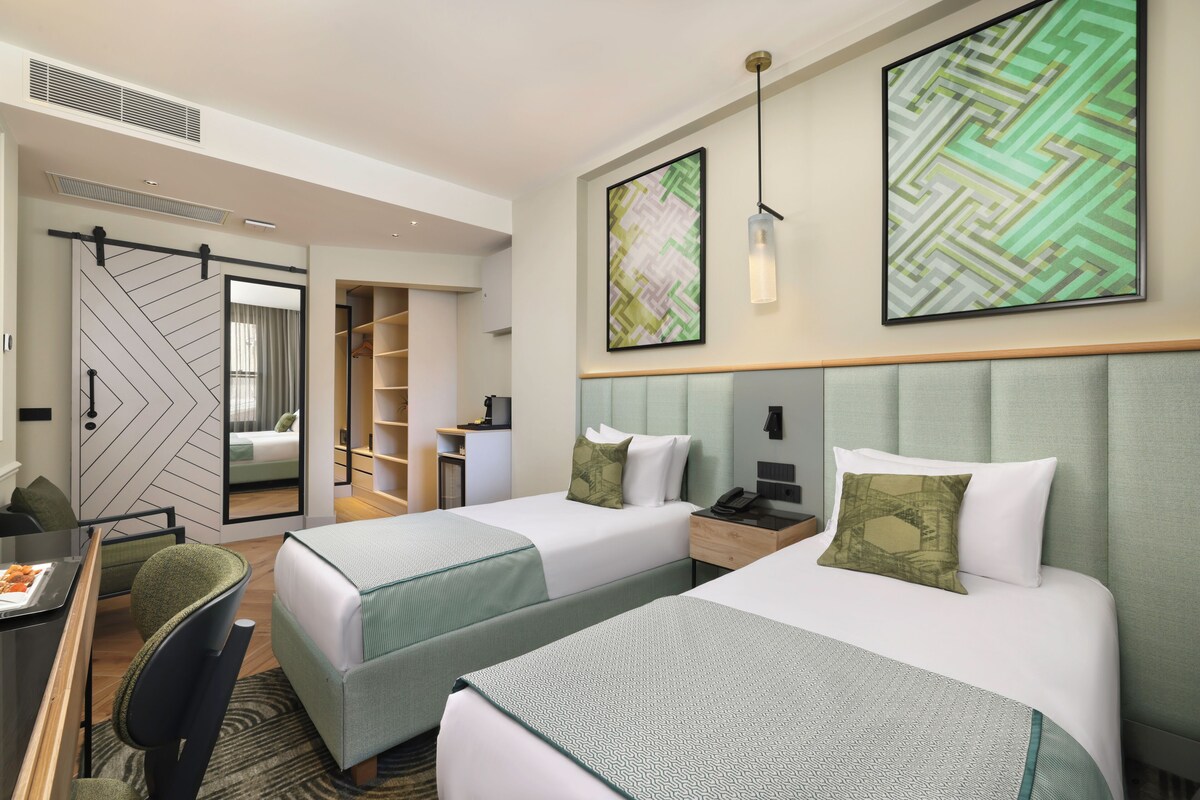 Pera Premium Twin Room | In-room safe, desk, laptop workspace, blackout drapes