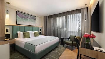 Pera Superior Room | Una cassaforte in camera, una scrivania, postazione laptop