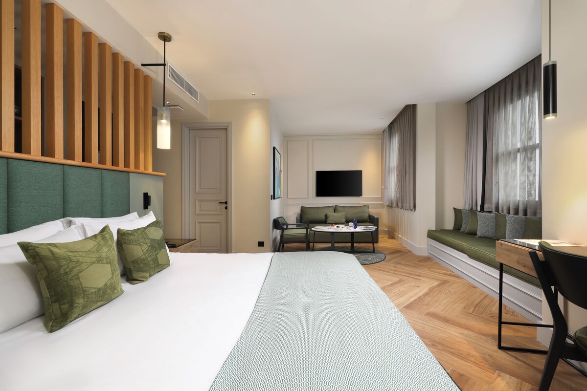 Pera Premium Deluxe Room | In-room safe, desk, laptop workspace, blackout drapes