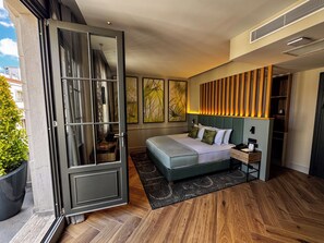 Pera Premium Deluxe With Balcony | Caja fuerte, escritorio, espacio para trabajar con un portátil