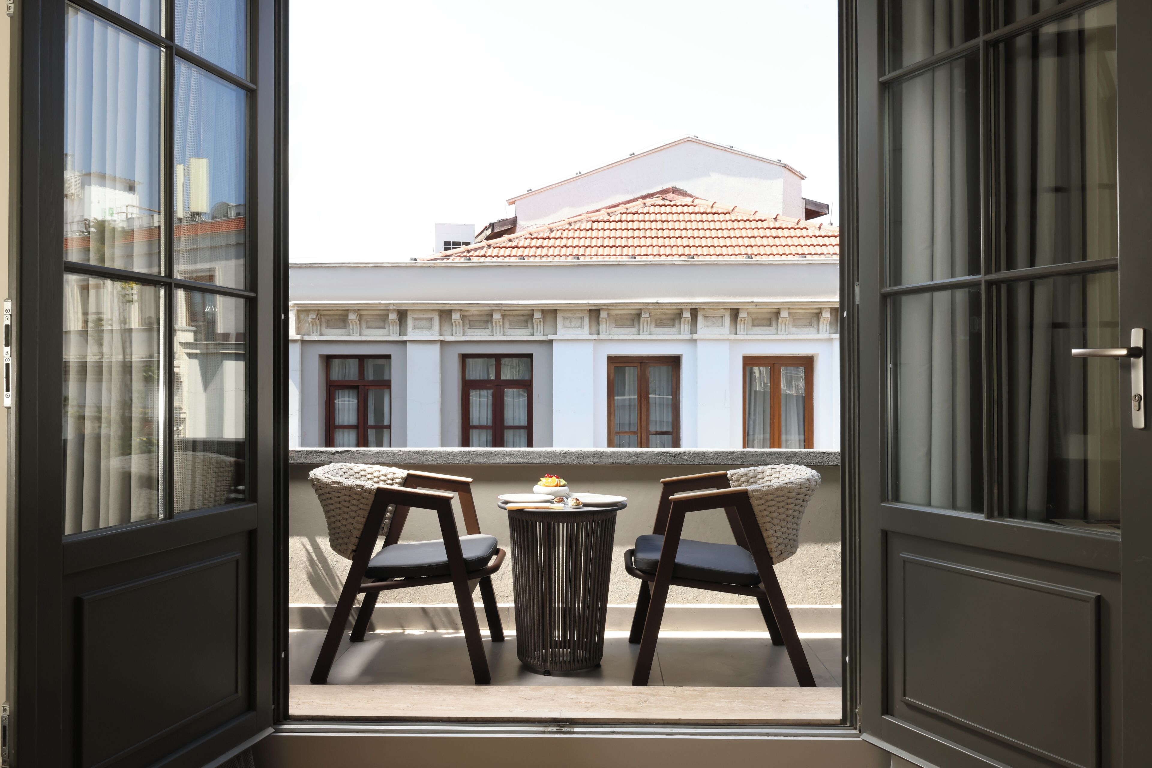Pera Premium Deluxe With Balcony | Zimmersafe, Schreibtisch, laptopgeeigneter Arbeitsplatz