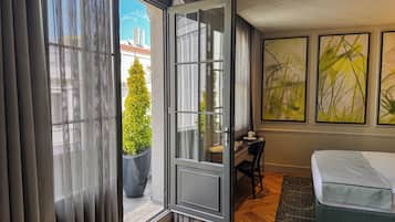 Pera Premium Deluxe With Balcony | Brankas, meja kerja, ruang kerja ramah laptop, dan tirai kedap cahaya