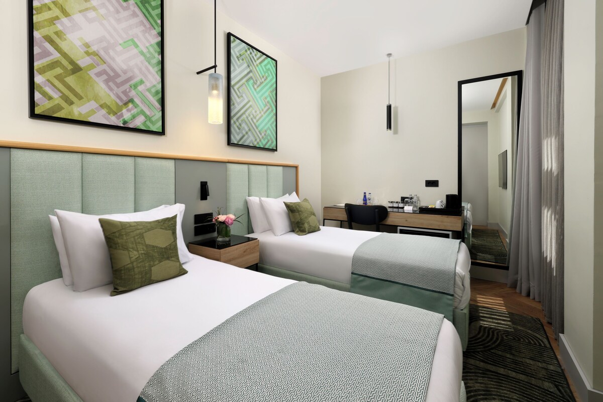 Pera Stantard Twin Room | In-room safe, desk, laptop workspace, blackout drapes