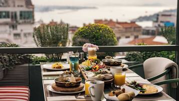 Tägliches nach Wunsch zubereitetes Frühstück (20 EUR pro Person)