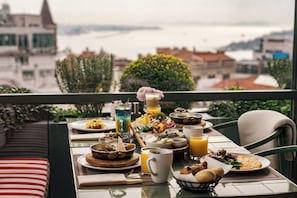 Daily cooked-to-order breakfast for a fee