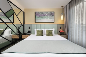 Pera Premium Room | In-room safe, desk, laptop workspace, blackout drapes - The Wings Hotels Pera (İstanbul)