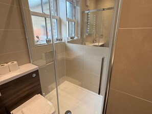 Shower, hair dryer, towels - Pass the Keys | Modern Elegant Studio 20 Minutes to Central London (Twickenham)