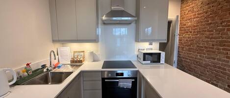 Refrigerador, microondas, horno y comedor