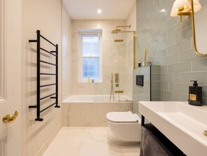 Dusch, hårtork, handdukar och tvål