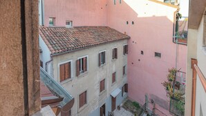 A multi-story building with a tiled roof and multiple windows. - EnJoy Home - Attic with terrace in downtown/hospital area (Padova)