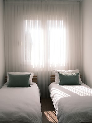 2 bedrooms, iron/ironing board, travel cot, free WiFi