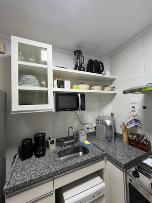 Microondas, horno, parrilla de estufa y lavavajillas 