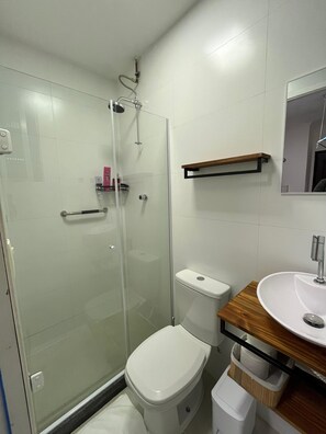 Dusche, Haartrockner, Handtücher, Seife