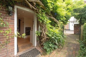 Property grounds - Countryside Escape in Beautiful Cosy Cottage (Cobham)