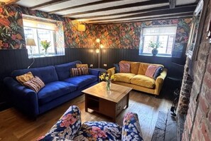 Living area - Countryside Escape in Beautiful Cosy Cottage (Cobham)