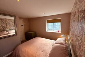 4 bedrooms, iron/ironing board, WiFi, bed sheets - Countryside Escape in Beautiful Cosy Cottage (Cobham)