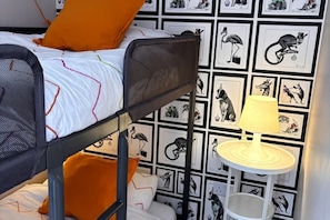 4 bedrooms, iron/ironing board, WiFi, bed sheets