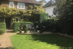 Property grounds - Countryside Escape in Beautiful Cosy Cottage (Cobham)
