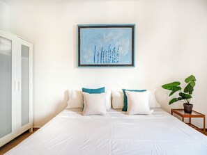 3 slaapkamers, een strijkplank/strijkijzer, gratis wifi, beddengoed
