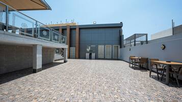 Swim-up bar