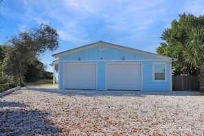 하우스, 침대(여러 개) (Deja Blue) | 외관