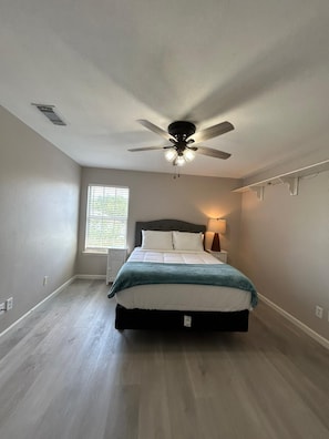 5 bedrooms, iron/ironing board, WiFi, bed sheets