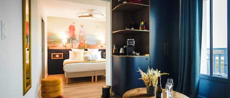 ميني بار وخزنة داخل الغرفة وستائر تعتيم وتجهيزات عازلة للصوت