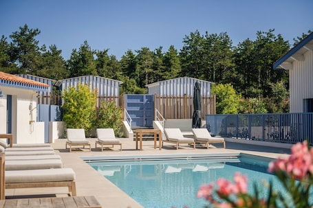 Piscina externa sazonal, funciona das 10h às 20h, guarda-sóis