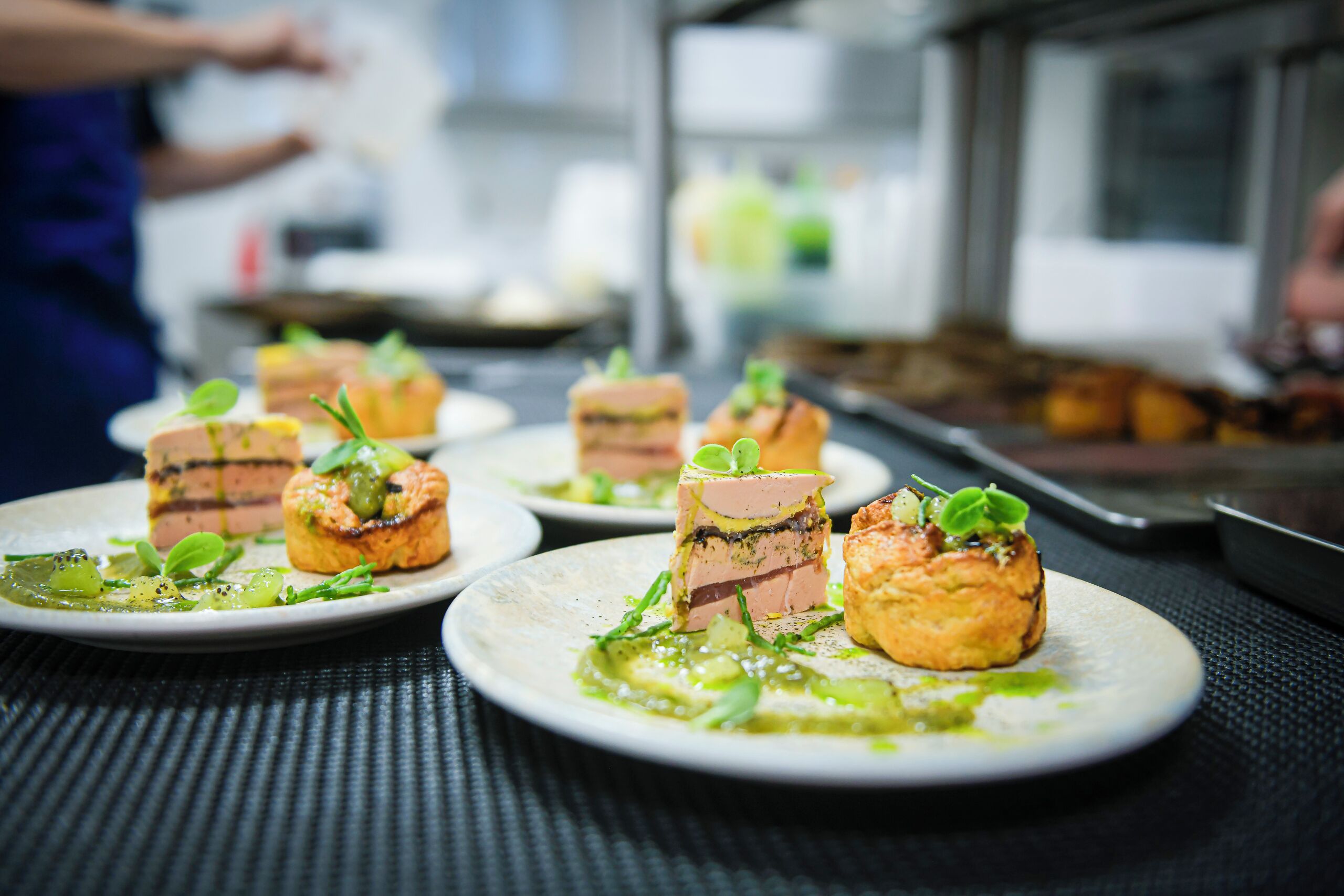 Variedad de aperitivos en plato con adornos, probablemente en un restaurante.
