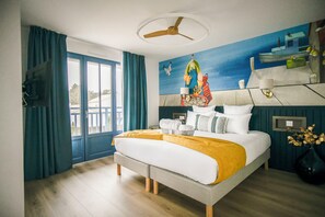 Deluxe suite, balkon, uitzicht op zee | Een minibar, een kluis op de kamer, verduisterende gordijnen