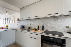 Fridge, microwave, oven, stovetop - Beachfront Apartment With Stunning Views (St Ives)
