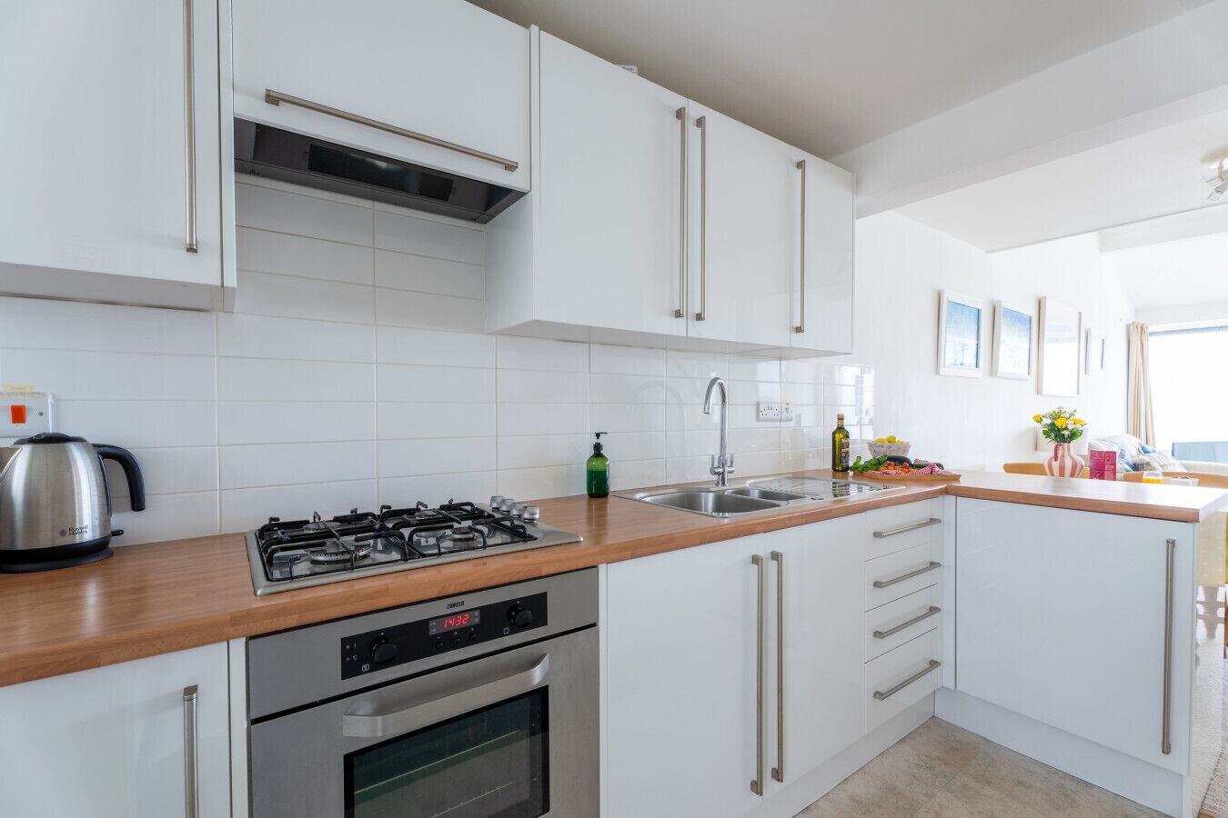 冷蔵庫、電子レンジ、オーブン、コンロ