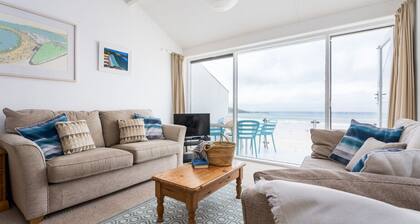 15 Barnaloft - Beachfront with Stunning Views