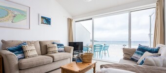 15 Barnaloft - Beachfront with Stunning Views