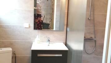 Douche, sèche-cheveux, serviettes fournies, savon