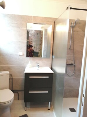 Dusche, Haartrockner, Handtücher, Seife